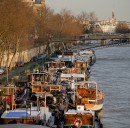 Barki mieszkalne zacumowane wzdłuż <em>Quai des Tuileries</em>