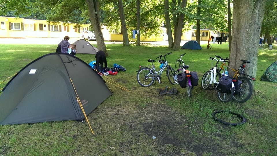 Nasze namioty i rowery na kempingu »Relax«