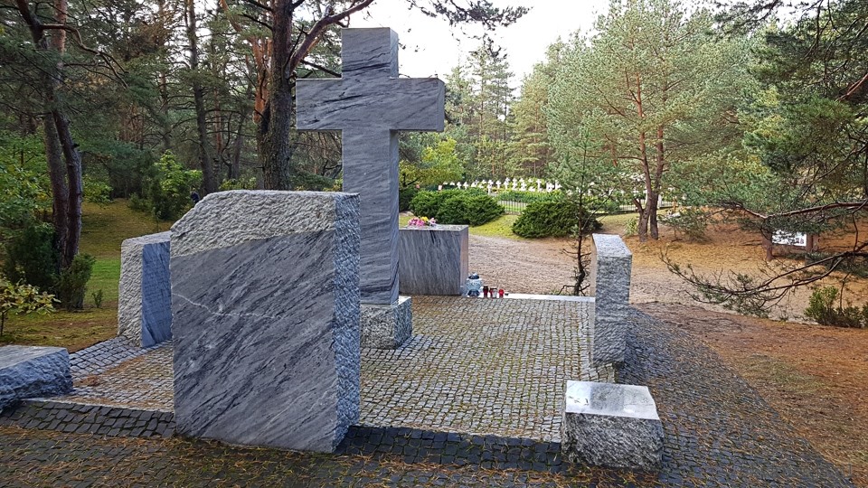 Pomnik i cmentarz