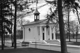 <span class="eja-frame eja-film-bw"><span class="dashicons dashicons-editor-video"></span>24
</span> Kaplica w Komarnie-Kolonii <span class="eja-timestamp">5.04.2021</span>