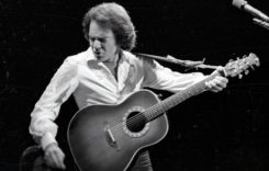 Neil-Diamond-Performs-Live-In-The-Mid-West